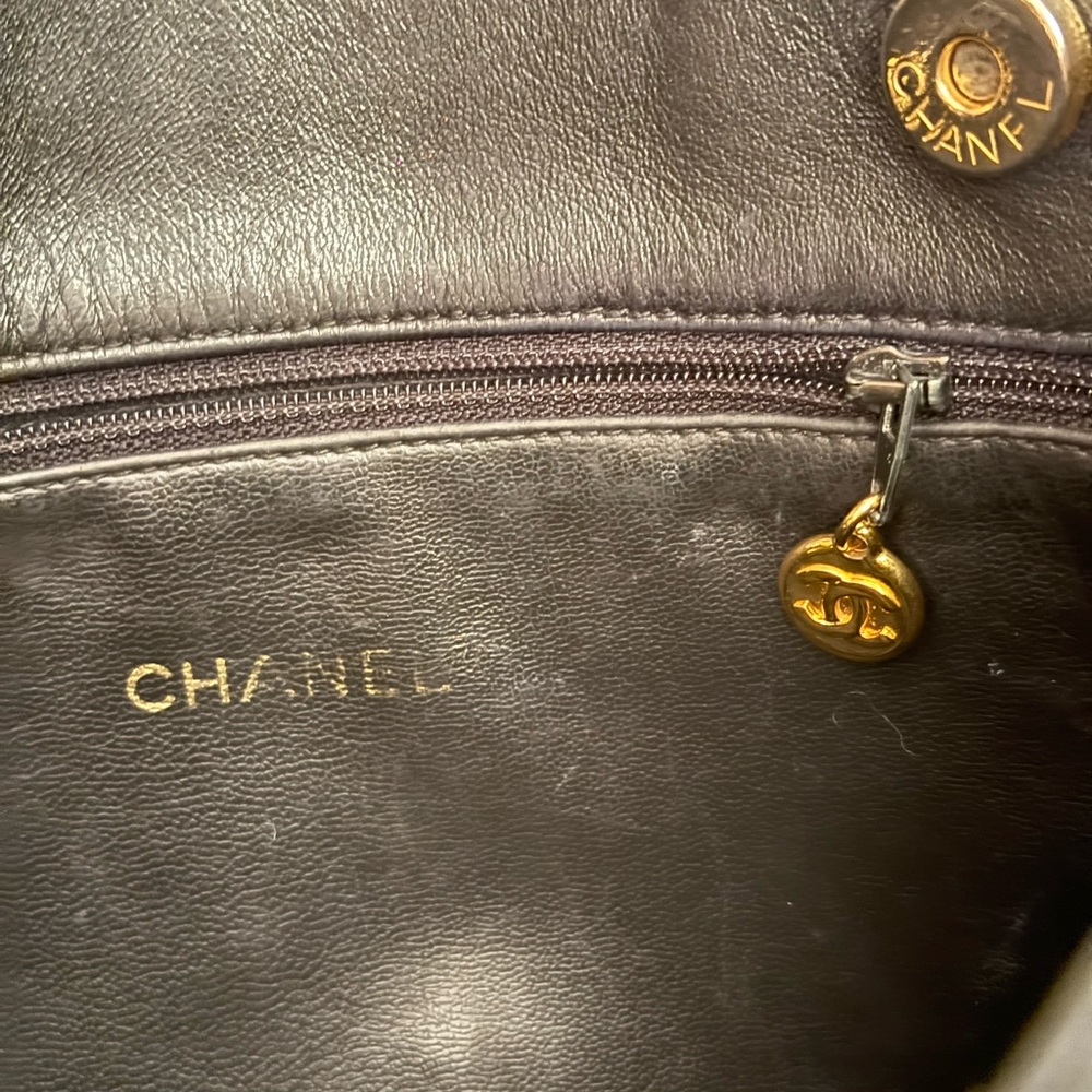 CHANEL Black CC Logo Shoulder Bag with Gold Chain Trim - Picture 7 of 15